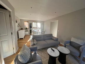 Luxurious 2 bed 2 bath apt with parking in Blackheath, London